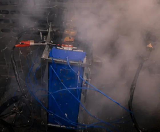 Cella al litio con elettrolita liquido durante lo stesso test: la camera è piena di fumo